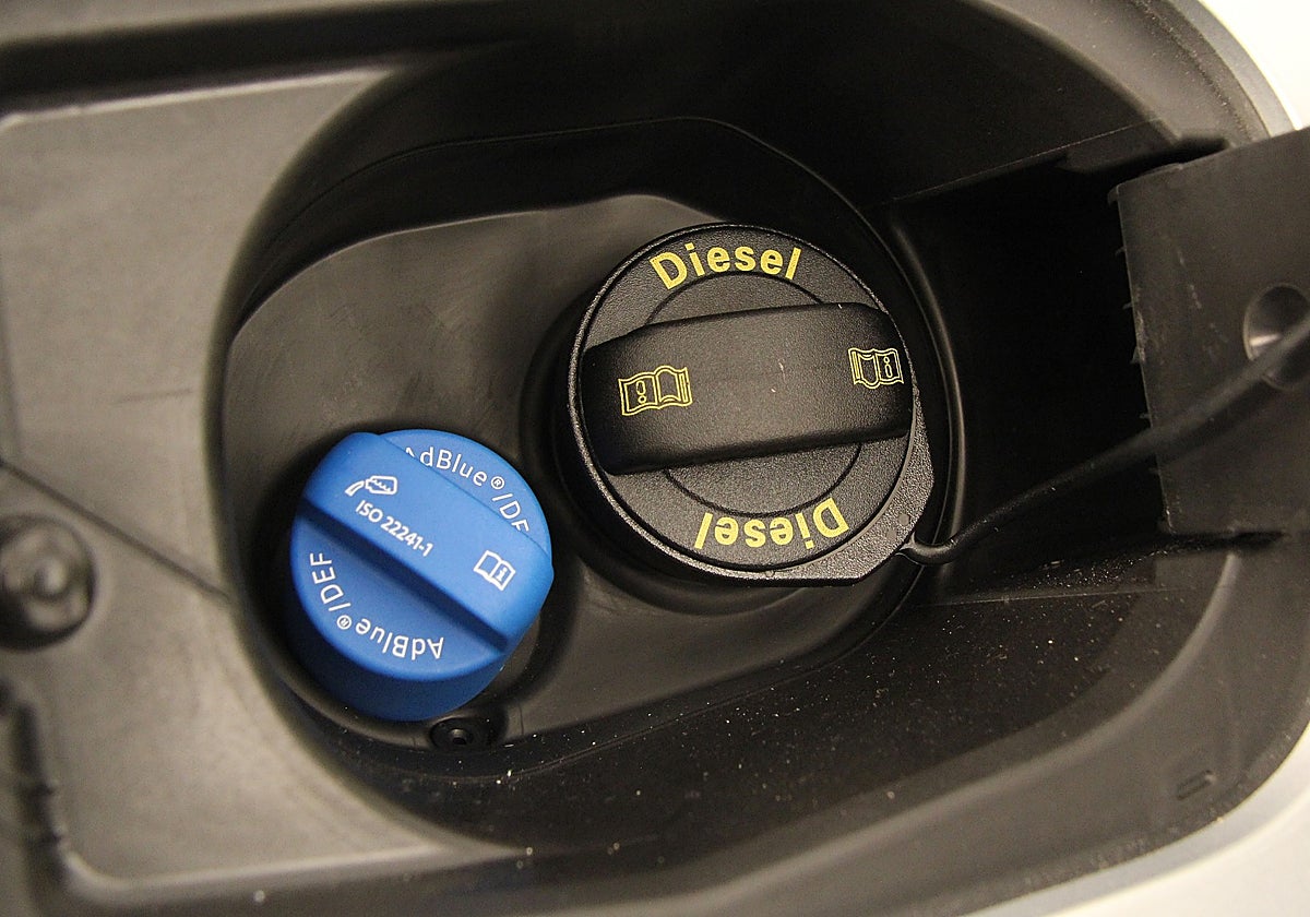 El depósito de AdBlue, junto al de diésel