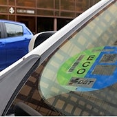 ¿Me pueden multar por no llevar la etiqueta de la DGT en el coche?