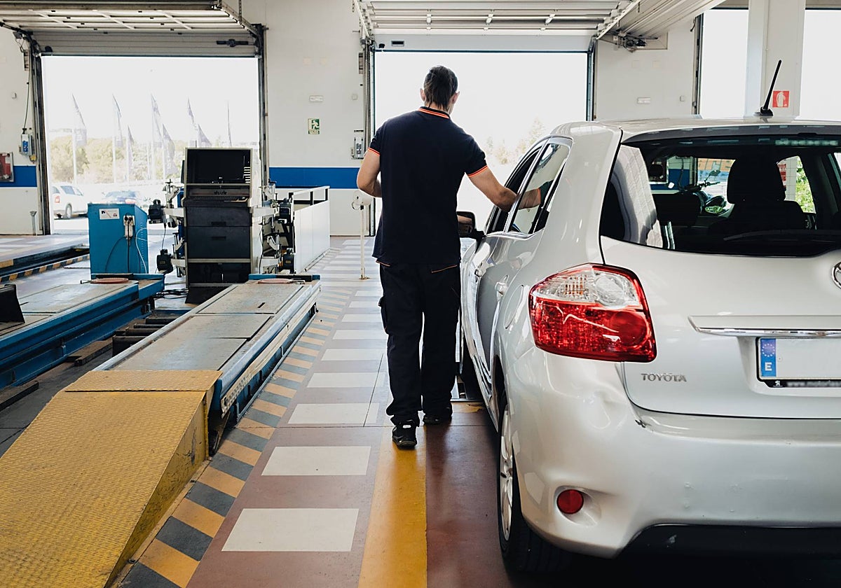Inspección de un coche en la estación de ITV