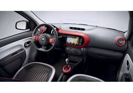 El interior es colorido y relativamente amplio, teniendo en cuenta sus reducidas dimensiones exteriores.