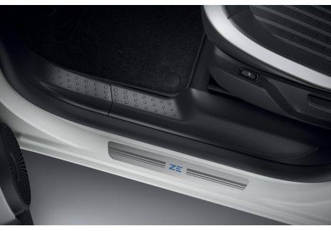 Twingo Z.E. posee el diseño divertido, la personalidad entrañable y el potencial único de personalización de la gama Twingo, y los enriquece con detalles que reivindican su identidad eléctrica.