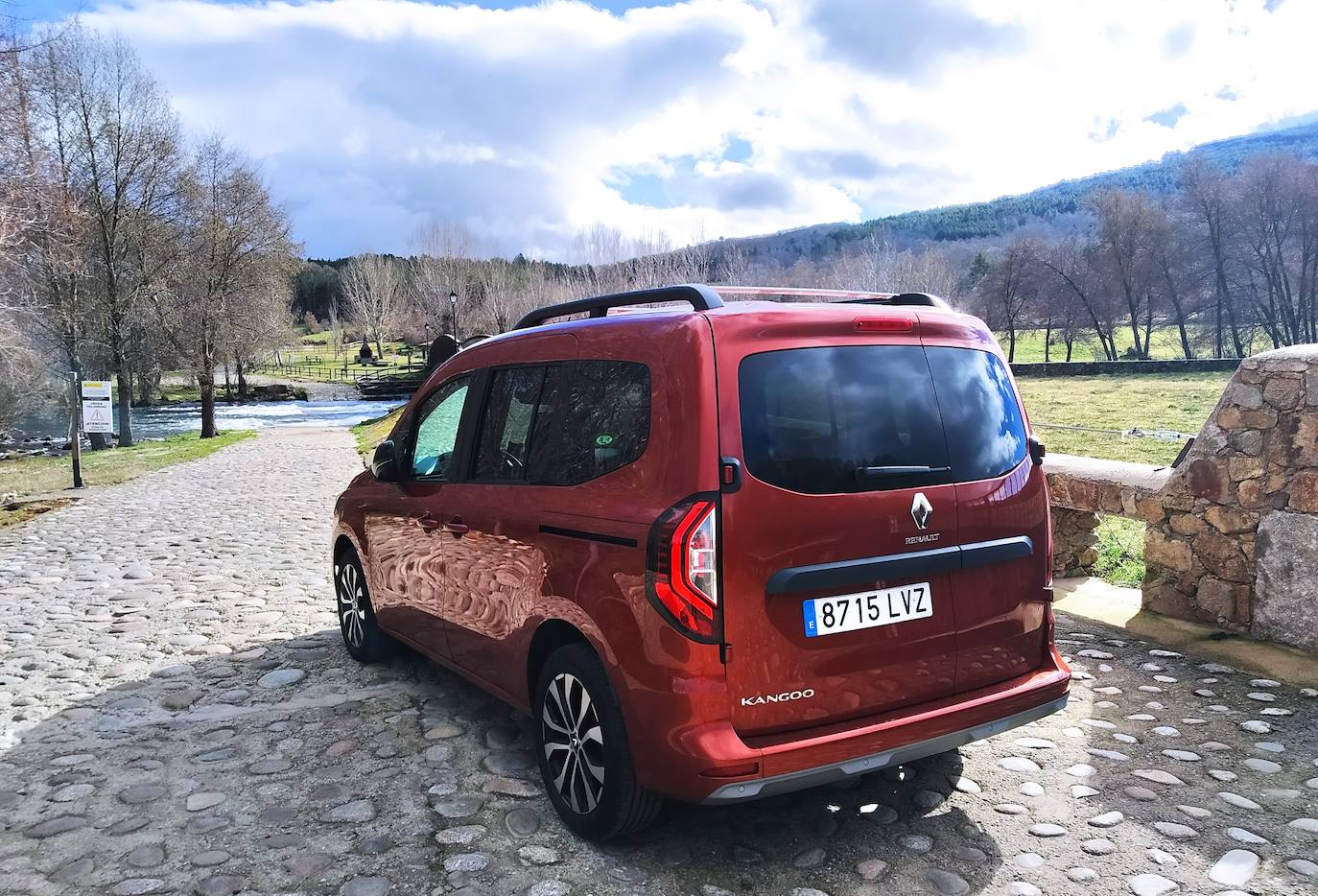 Está equipado con la tecnología LED para las luces delanteras y traseras desde el primer nivel de acabado. La iluminación Full LED permite incrementar la visibilidad 130 m en profundidad y 37 m en anchura.