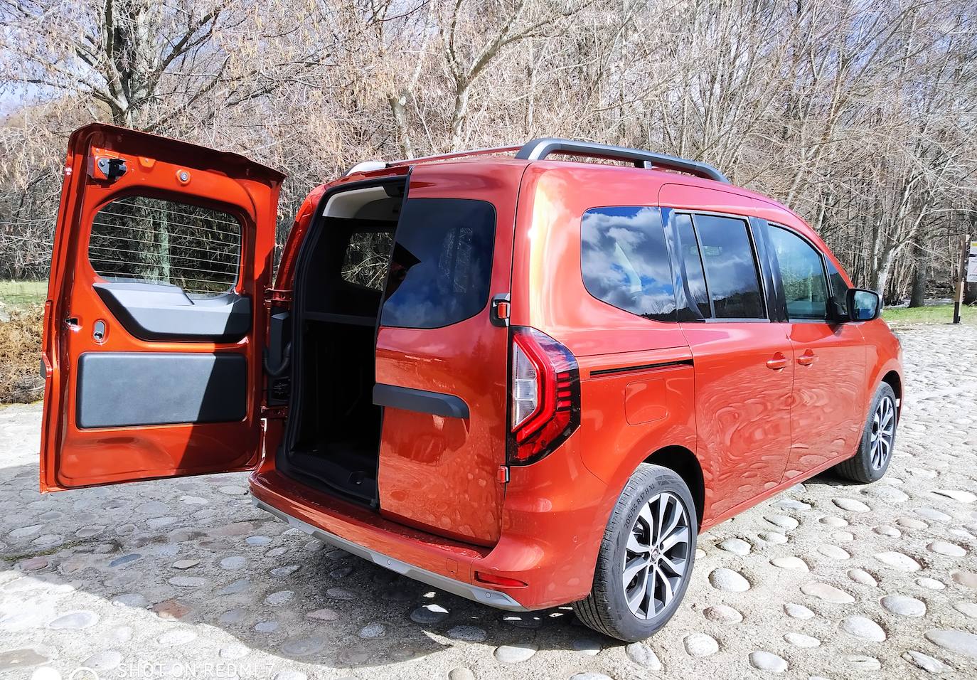 Dispone de un volumen de maletero de 775 litros en configuración 5 plazas, que llega hasta 3500 litros con la banqueta abatida y el asiento del pasajero delantero plegado. Las puertas traseras se abren en dos mitades de diferente tamaño.