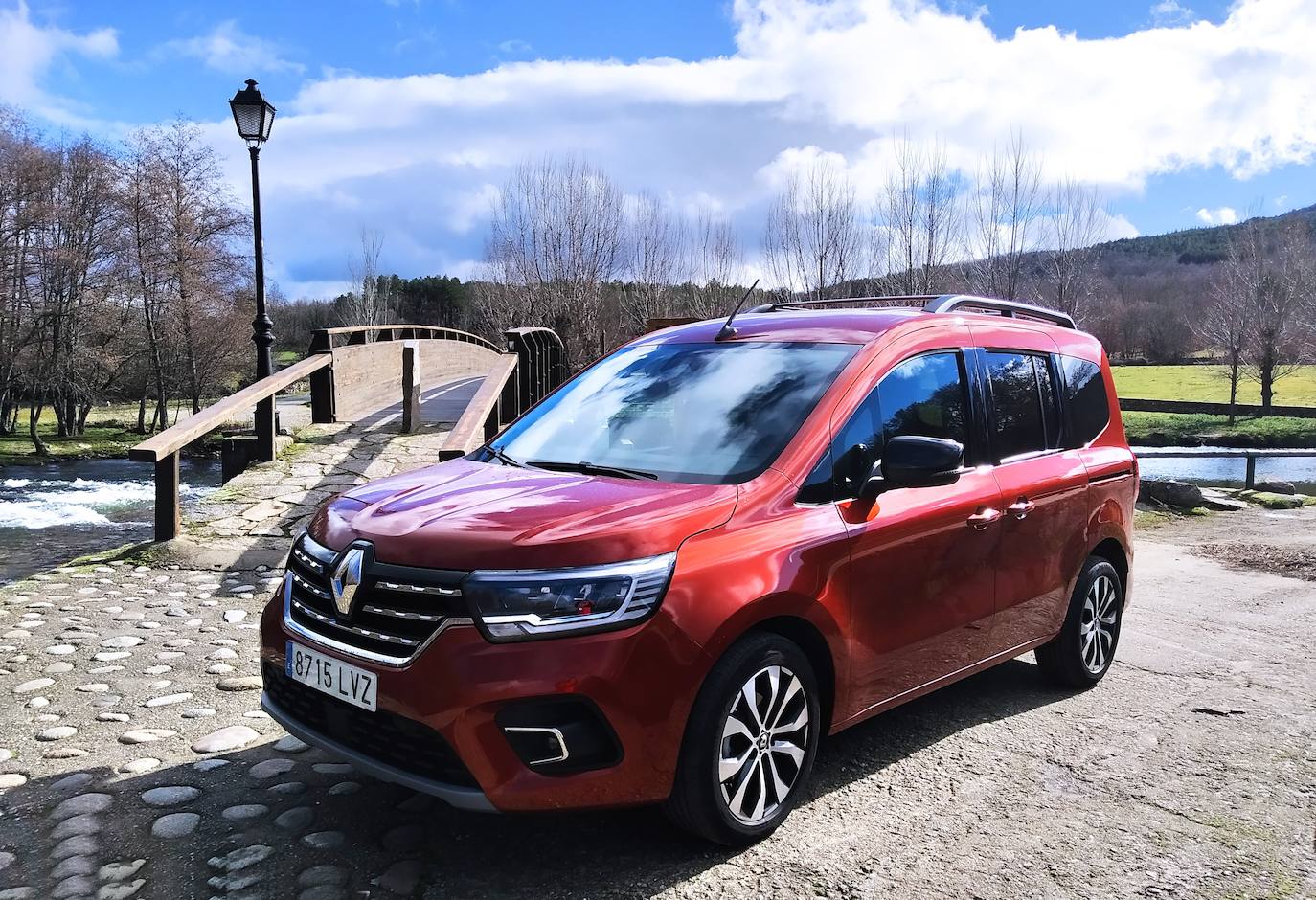 La longitud de carga es de 1,03 m detrás de la banqueta, 1,88 m con la banqueta abatida y 2,70m con el asiento del pasajero delantero plegado.