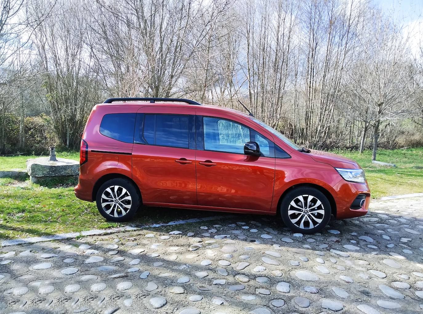 El modelo Kangoo Combi Combi ofrece una muy buena accesibilidad a las plazas delanteras gracias a la apertura a 90° de sus puertas. El acceso a las plazas traseras es excelente gracias a sus puertas laterales correderas con 615 mm de anchura. La segunda fila cuenta con la mejor habitabilidad de la categoría, gracias a sus tres auténticas plazas de adulto (o sillas infantiles)