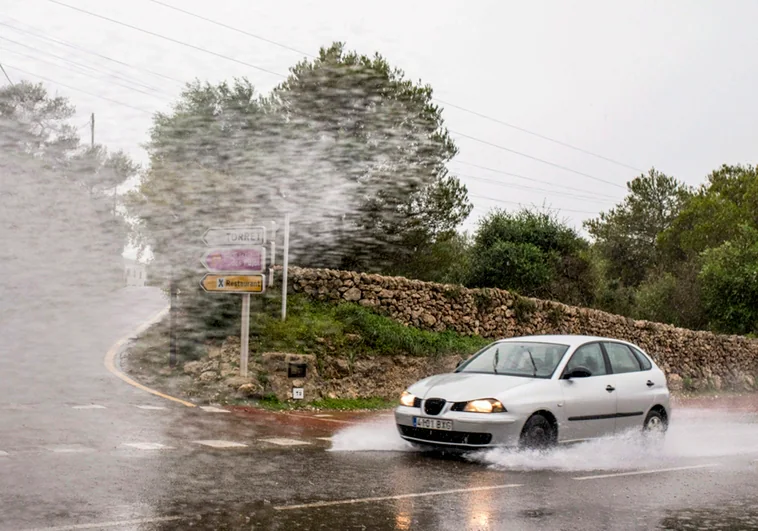Qué hacer si nos sorprenden fuertes lluvias o vientos en carretera