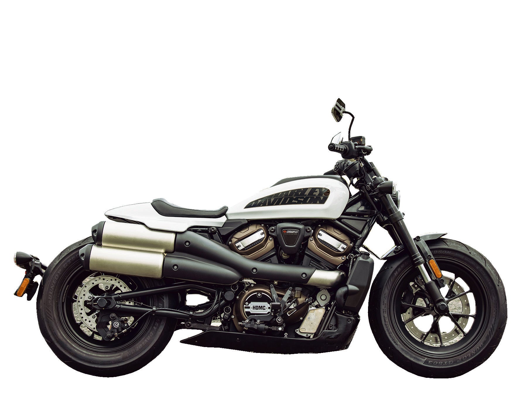 SPORTSTER es un modelo de la marca que tiene sus orígenes en 1951, momento en el que comenzó la venta del modelo K. Más ligera en comparación con sus hermanas, siempre fue, y sigue siendo, una de las motocicletas más apreciadas por la facilidad de manejo y adaptación