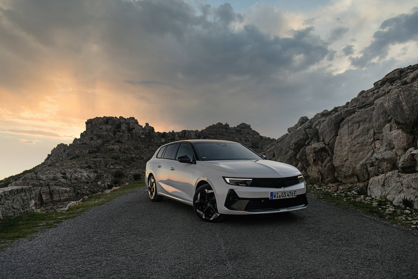 Están garantizadas las salidas enérgicas en los semáforos y una velocidad punta deportiva. Desde parado, el hatchback deportivo de cinco puertas acelera hasta 100 km/h en 7,5 segundos; es posible alcanzar una velocidad máxima de hasta 235 km/h (135 km/h en modo puramente eléctrico). Y gracias a la batería de iones de litio de 12,4 kWh, el Astra GSe puede recorrer hasta 64 kilómetros sin emisiones locales según WLTP (EAER City según WLTP: 69-73 km).