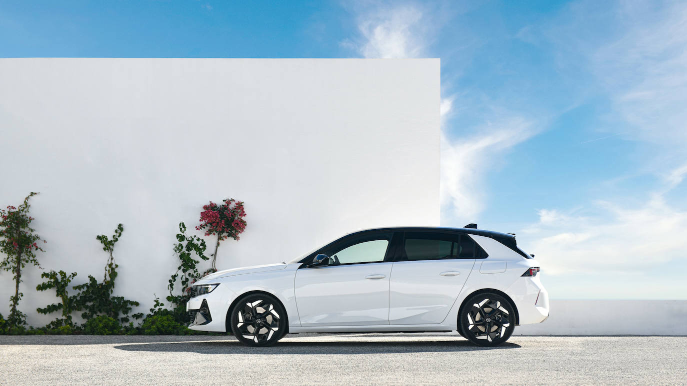 Los asientos deportivos están reservados exclusivamente para los modelos GSe y son la continuación de los muchos años de experiencia de Opel en el desarrollo de asientos ergonómicos. Garantizan que el conductor y el pasajero delantero disfruten siempre de una sujeción firme durante la conducción dinámica, mientras que su columna vertebral se beneficia del diseño cómodo y agradable para la espalda de los asientos. Los asientos y el volante calefactados garantizan un ambiente agradable incluso en los días fríos.