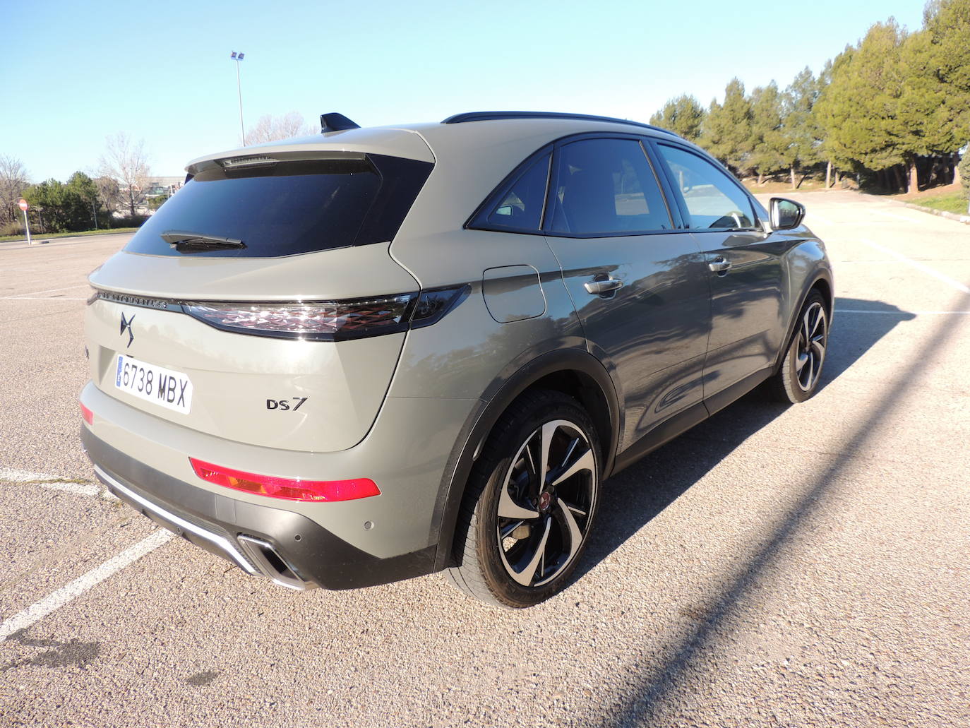 La versión PERFORMANCE LINE + añade nuevos faros DS PIXEL LED VISION 3.0, cámara de marcha atrás, asientos delanteros eléctricos y un Black Pack que incluye DS WINGS, marcos de ventanillas, barras de techo, parrilla y monogramas en Negro.