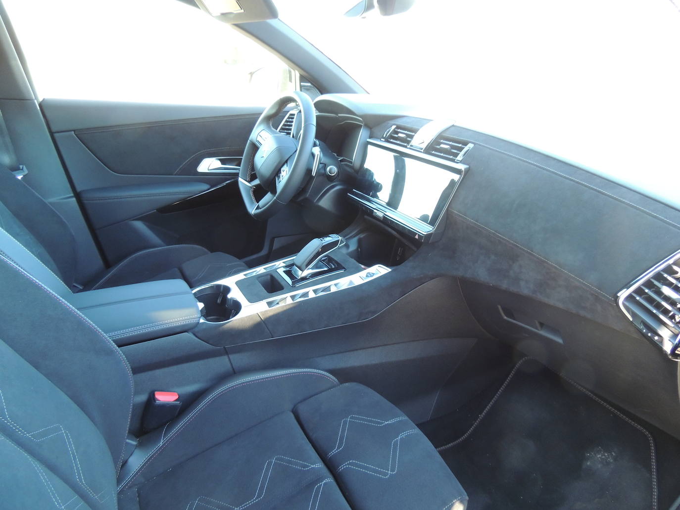 El cuero Nappa que cubre los asientos también cubre los paneles de las puertas, el salpicadero y la consola central. La cubierta del airbag también recibe un tratamiento de flor de cuero. Los acabados, con pespuntes “punto perla” y guilloché “Clous de Paris”, son obra de los artesanos de DS Automobiles.