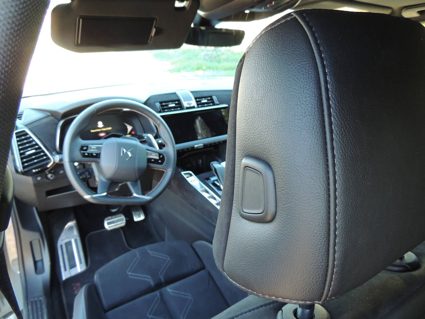 El sistema de infoentretenimiento es una de las principales novedades del Nuevo DS 7 con la integración del DS IRIS SYSTEM. Esta solución presenta una interfaz completamente rediseñada, totalmente configurable, reactiva y fluida, respaldada por reconocimiento de voz. La pantalla táctil de 12" de alta resolución y rediseñada, muestra un menú compuesto por widgets para acceder a todas las funciones con un solo movimiento: para controlar el sistema de navegación, el aire acondicionado, las fuentes de audio digital y todos los datos del viaje.