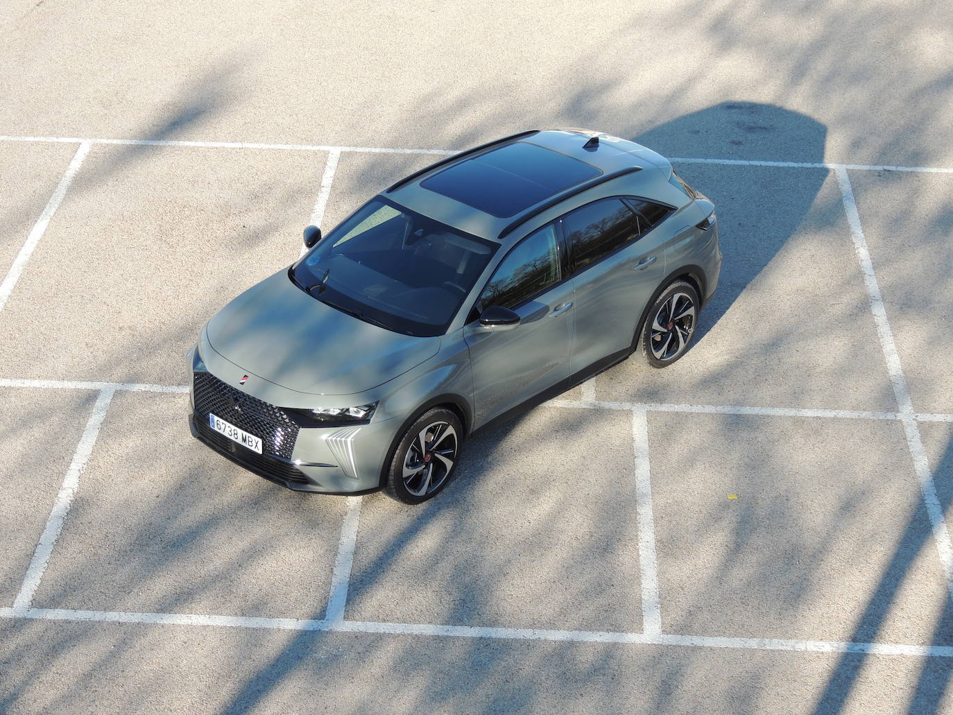 El resultado es espectacular: pasa de 0 a 100 Km/h en 5,6 segundos manteniendo una autonomía eléctrica de hasta 62 Km en trayectos urbanos y unos niveles de consumo y emisiones de CO2 que permiten disfrutar de las ventajas que proporciona la etiqueta “Cero” de la Dirección General de Tráfico.