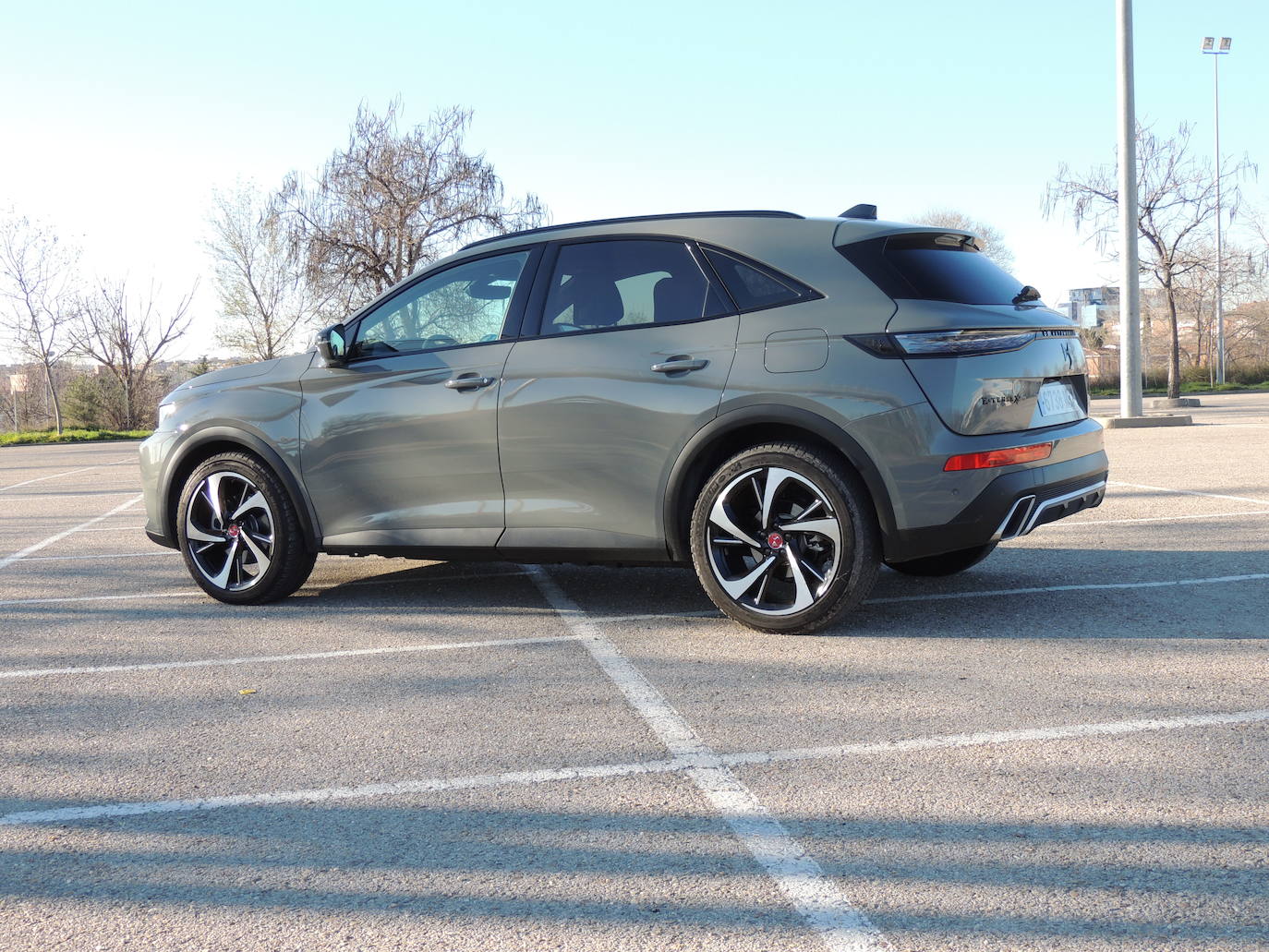 Puede circular en modo 100% eléctrico a una velocidad máxima de 135 km/h. Su autonomía “cero emisiones” alcanza los 81 km en trayectos urbanos (WLTP EAER City) y 63 km en recorridos por ciudad y carretera (WLTP AER combinado).