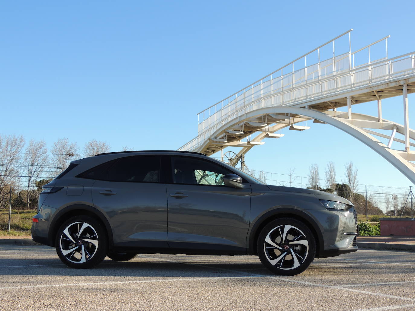 Con tracción delantera, el Nuevo DS 7 E-TENSE 225 (motor de gasolina de 180 CV y motor eléctrico de 110 CV en el eje delantero) ofrece hasta 80 km de autonomía (WLTP EAER City) y 65 km en ciclo mixto (WLTP AER combinado) con unas emisiones de CO2 de 28 g/Km y un consumo de combustible homologado de 1,2 litros/100 km.