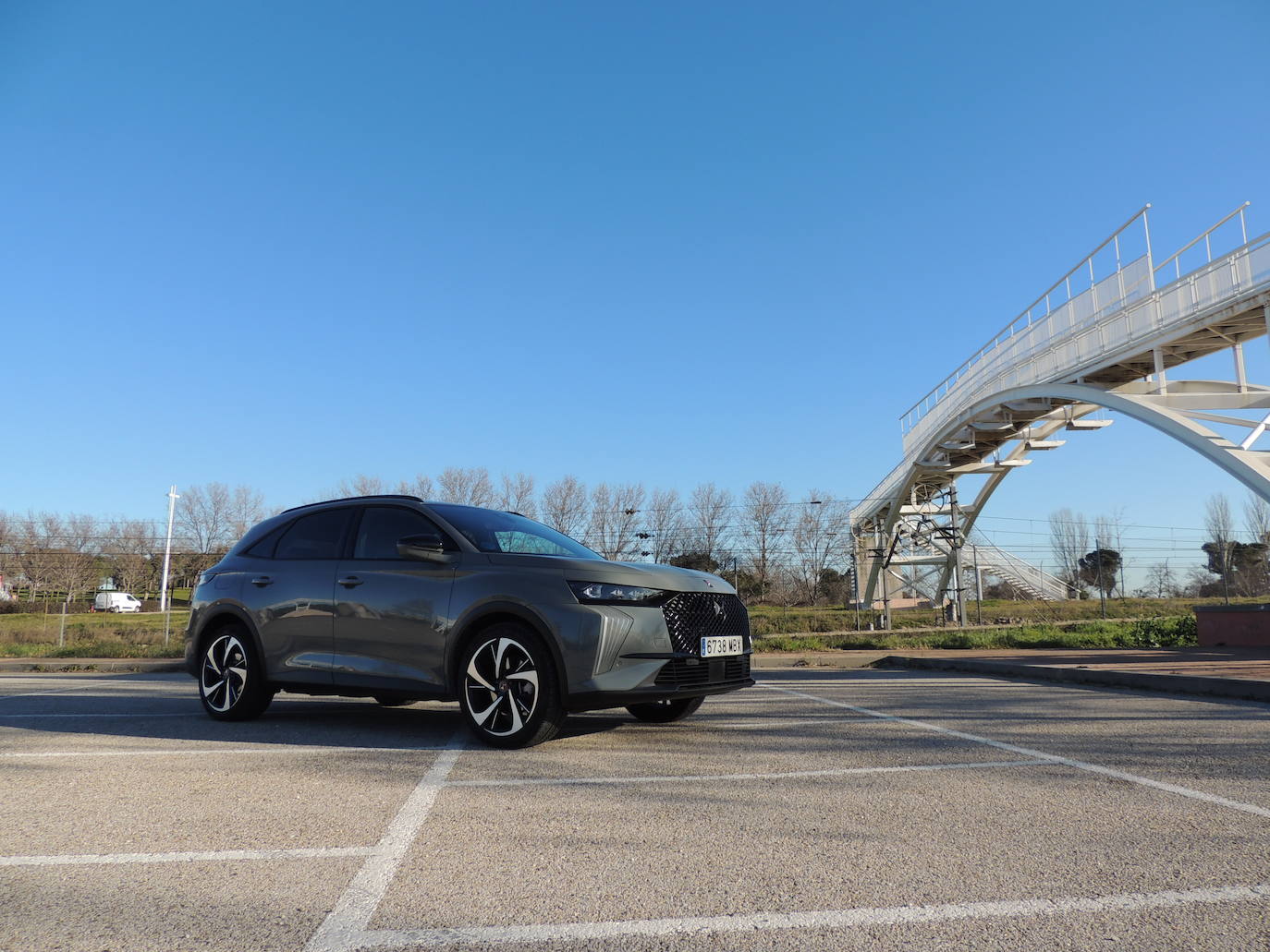 La gama del Nuevo DS 7 se completa con una versión diésel equipada con el motor BlueHDi 130 con caja de cambios automática de 8 velocidades. Con un turbo de geometría variable e inyección directa de alta presión, cuenta con la última tecnología para obtener un consumo en ciclo combinado de 5,8 litros/100 km y emisiones de CO2 en ciclo combinado de 149 g/km.