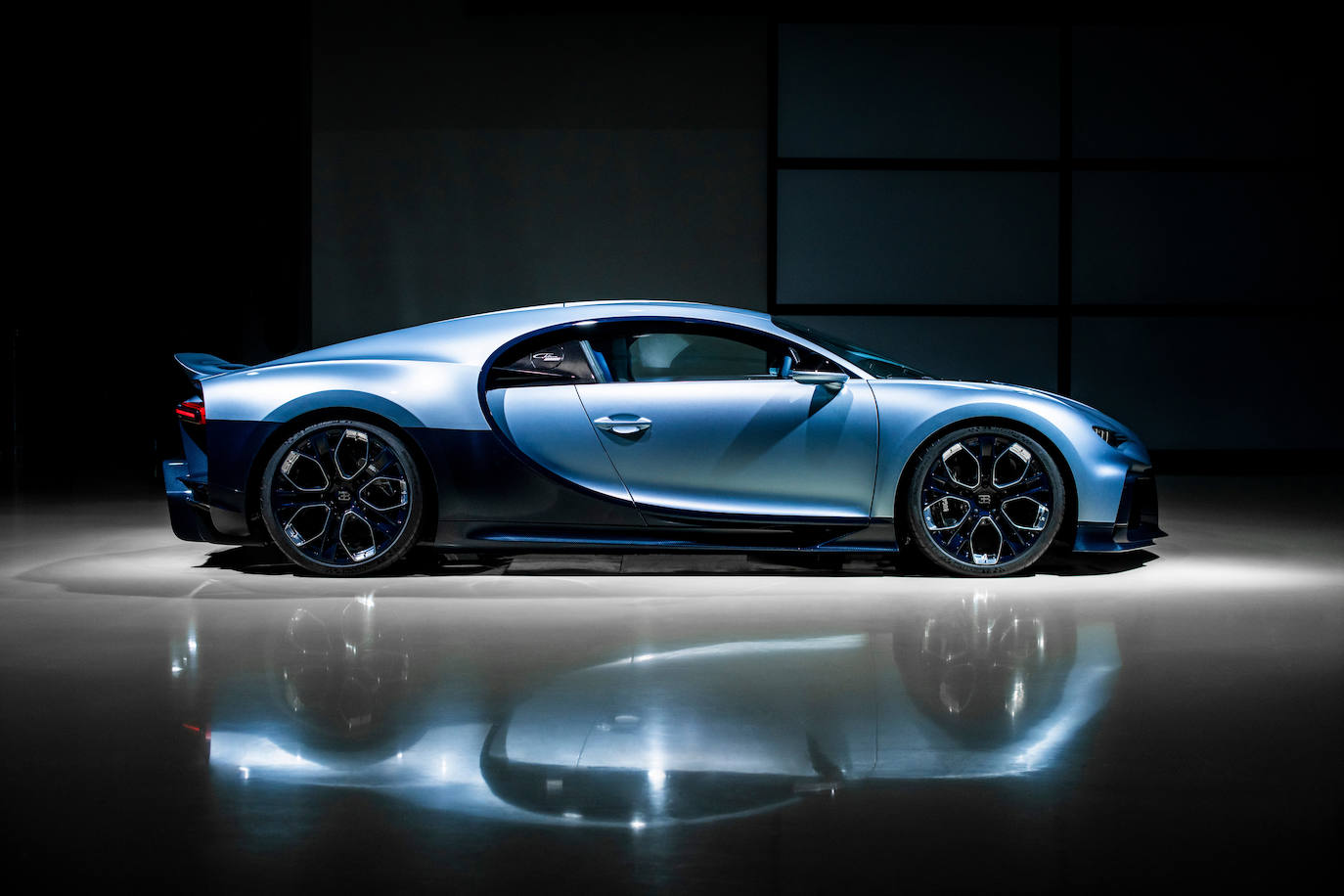 El Bugatti Chiron Profilée, una pieza única de la historia de Bugatti y el último automóvil con motor W16 disponible en el Atelier, se vendió por el precio de 9.792.500 euros netos. Esta venta en la subasta de RM Sotheby's que tuvo lugar en París el 1 de febrero convierte al Chiron Profilée en el coche nuevo más valioso jamás vendido en una subasta.
