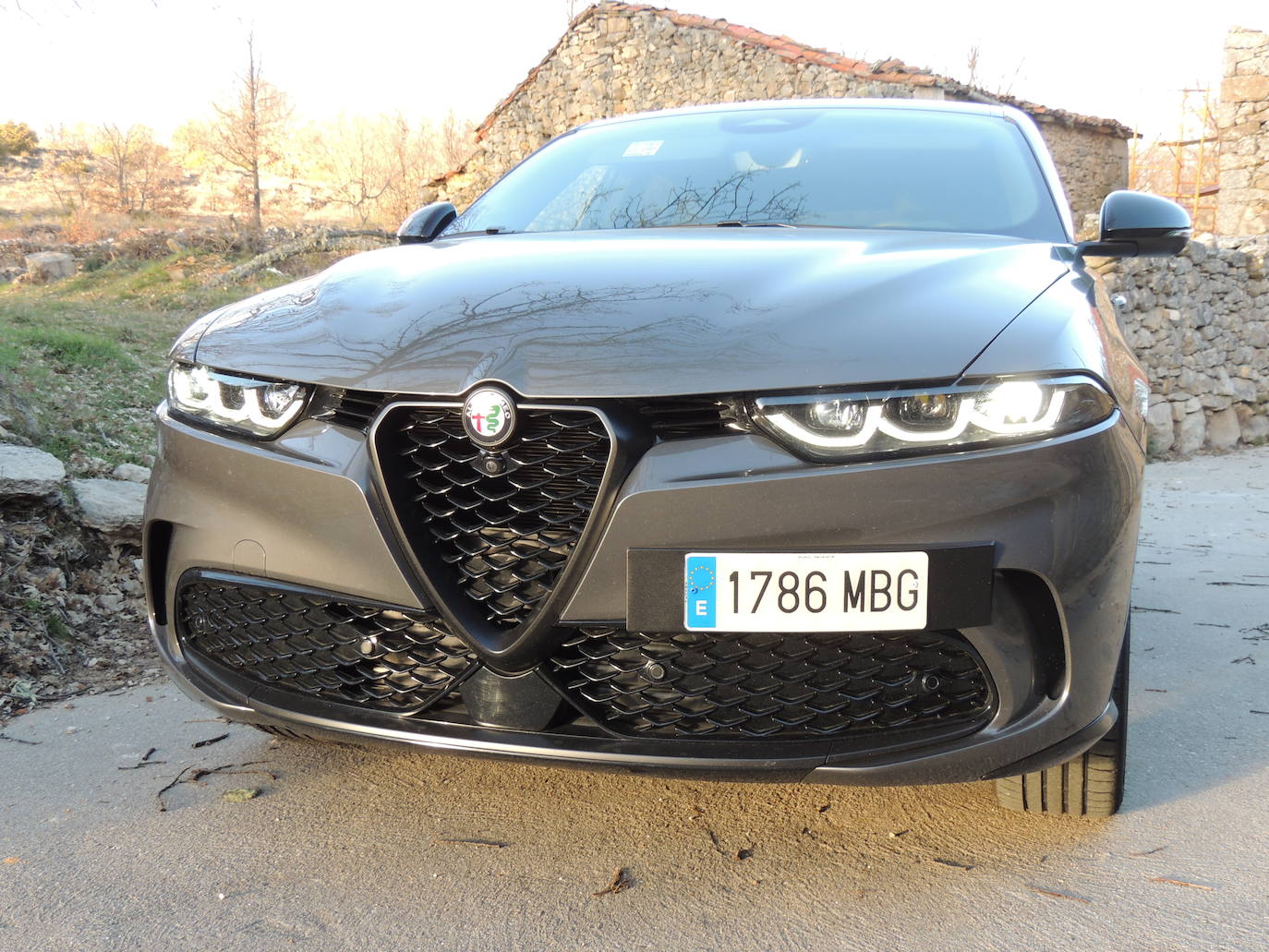 Sus innovadores grupos ópticos «3+3» y sus pilotos traseros sin curvas configuran una firma luminosa inconfundible.