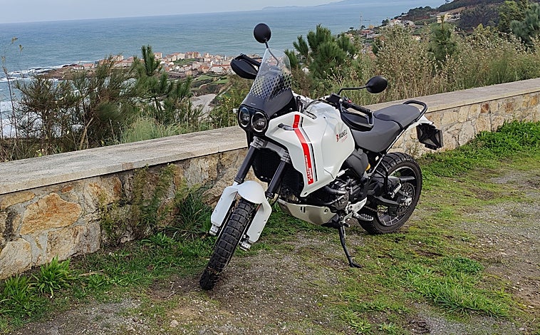 Imagen principal - Espectacular DesertX por dentro y por fuera