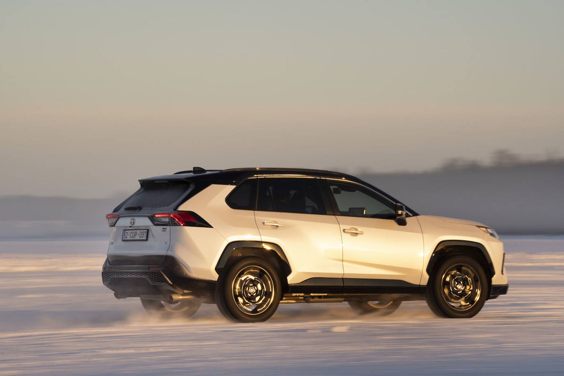 El motor es la cuarta generación de la tecnología híbrida de Toyota e incorpora componentes más ligeros y compactos para alcanzar una potencia total de 222 CV.