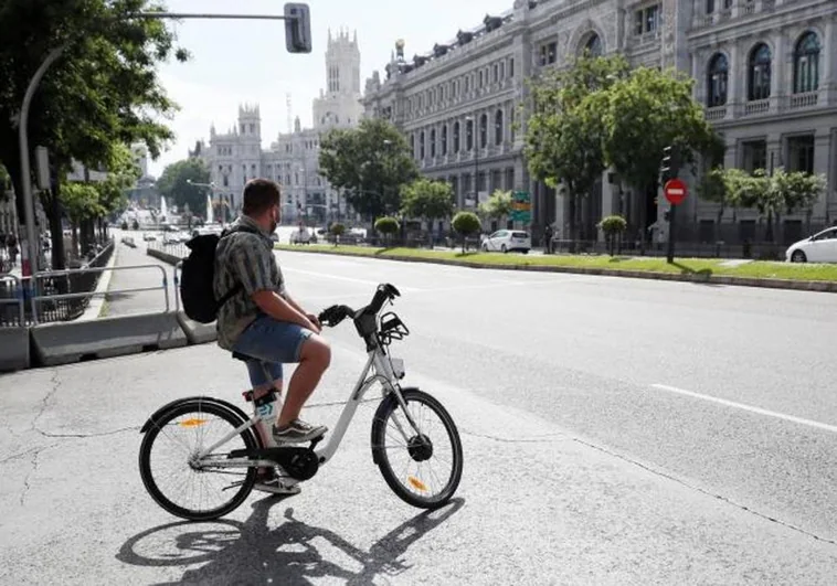 La Guardia Civil insiste: La multa por circular en bicicleta por la acera