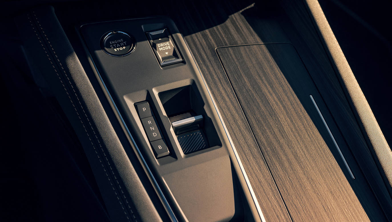 La consola central presenta un nuevo diseño con un selector de marchas automático. El conductor puede elegir los diferentes modos de la caja de cambios automática EAT8.