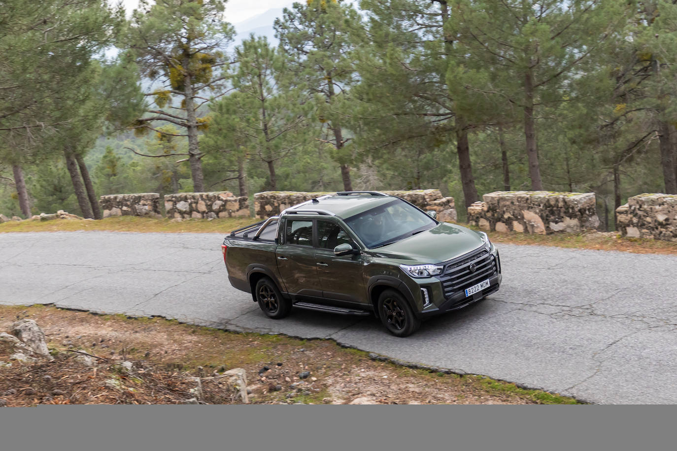 Excelentes cualidades todoterreno, gracias a su reductora con un factor de  reducción de 2,48:1 y a su diferencial trasero autoblocante