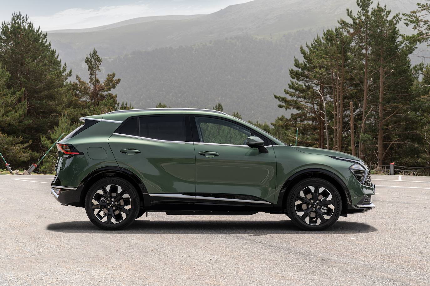 El Sportage ofrece un amplio abanico de motorizaciones y potencias, desde los 116 CV (85 kW) del 1.6 CRDi Concept, a los 265 CV (198 kW) de la versión híbrida enchufable, que combina un eficiente motor 1.6 T-GDI de gasolina con 180 CV y un propulsor eléctrico de 66,9 kW de potencia. Entre ellos, hay opciones de todo tipo: diésel 1.6 CRDi MHEV de 136 CV (100 kW), gasolina 1.6 T-GDI, gasolna con hibridación ligera de 48V 1.6 T-GDI MHEV de 150 CV (110 kW y de 180 CV (132 kW), e híbrido HEV 1.6 T-GDI de 230 CV (169 kW).