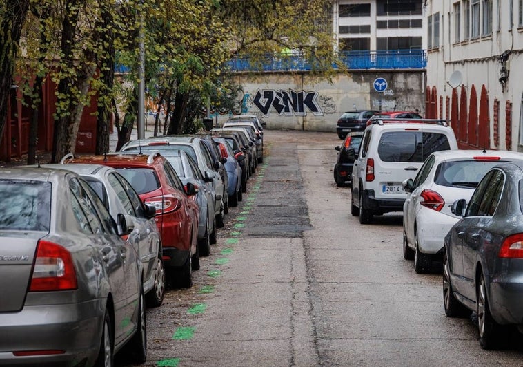 El vacío legal sobre la ITV y los coches y motos aparcados en la calle que te puede evitar una multa