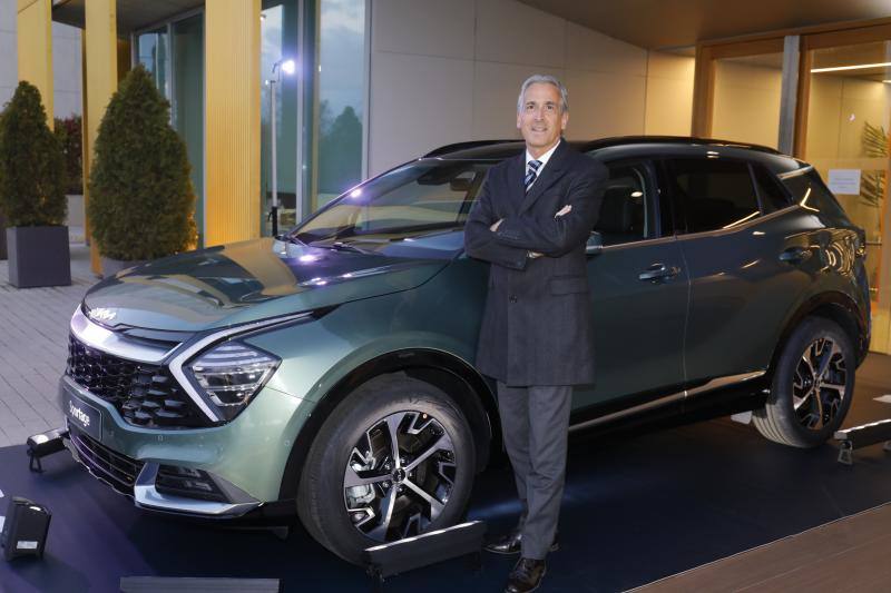 Emilio Herrera posa junto al Kia Sportage.