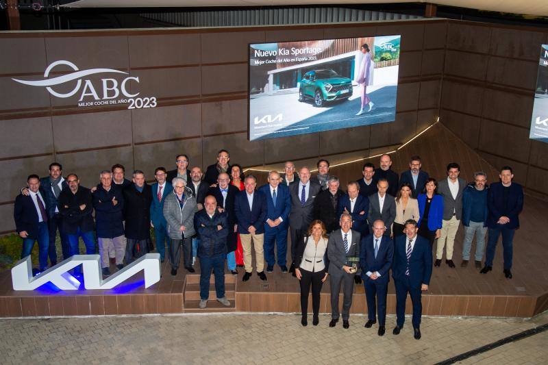 Los miembros del jurado posan junto a los galardonados