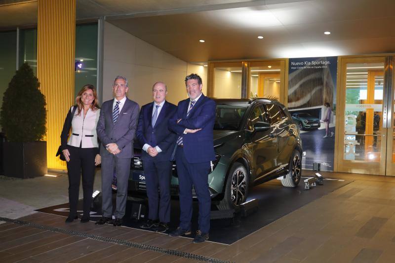 Ana Delgado, directora general de ABC, Emilio Herrera, presidente de Kia Iberia, José María López Martínez, Comisionado del Perte VEC, y Julián Quirós, director de ABC.