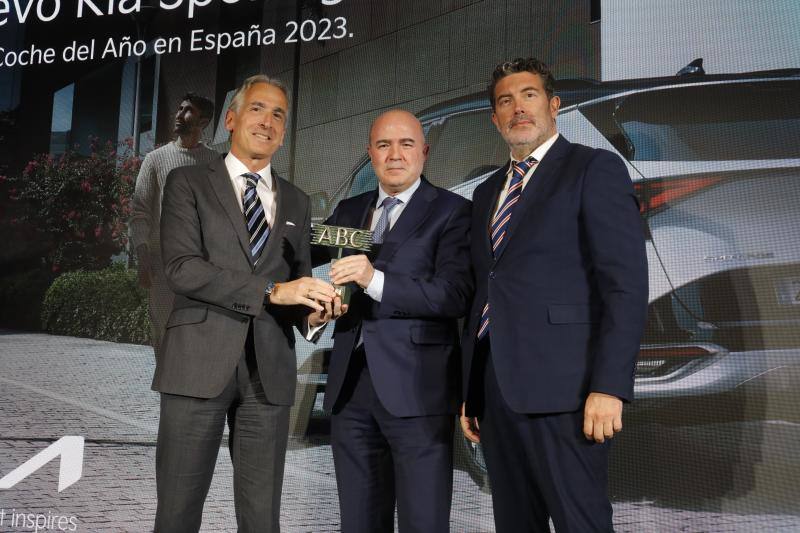 Emilio Herrera (Kia) recibe el premio de manos de José María López Martínez, junto a Julián Quirós, director de ABC