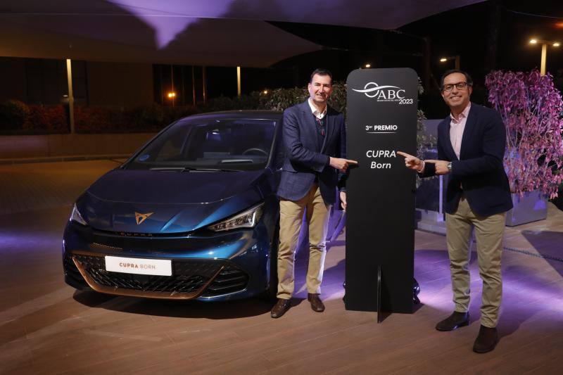 El equipo de comunicación de Cupra posa frente al Born