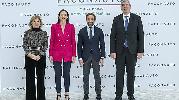 Marta Bláquez, vicepresidenta ejecutiva de Faconauto, Reyes Maroto, Ministra de Industria, Turismo y Comercio, Gerardo Pérez, Presidente de Faconauto, y José Vicente de los Mozos, presidente de Ifema Madrid
