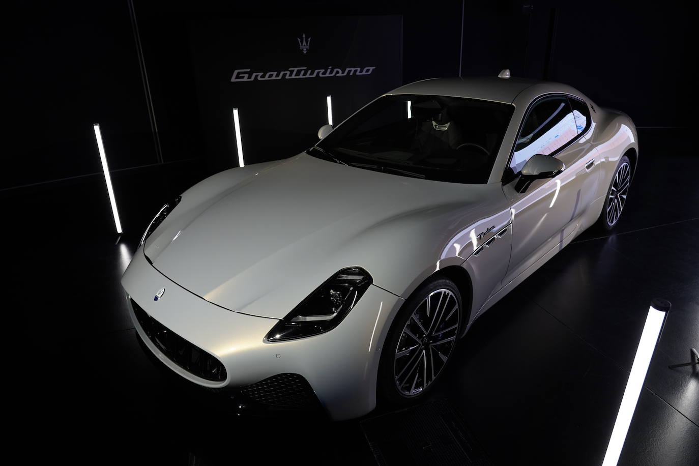 El maletero de las versiones de combustión ofrece una capacidad de 310 litros, mientras que la eléctrica se queda en 270.