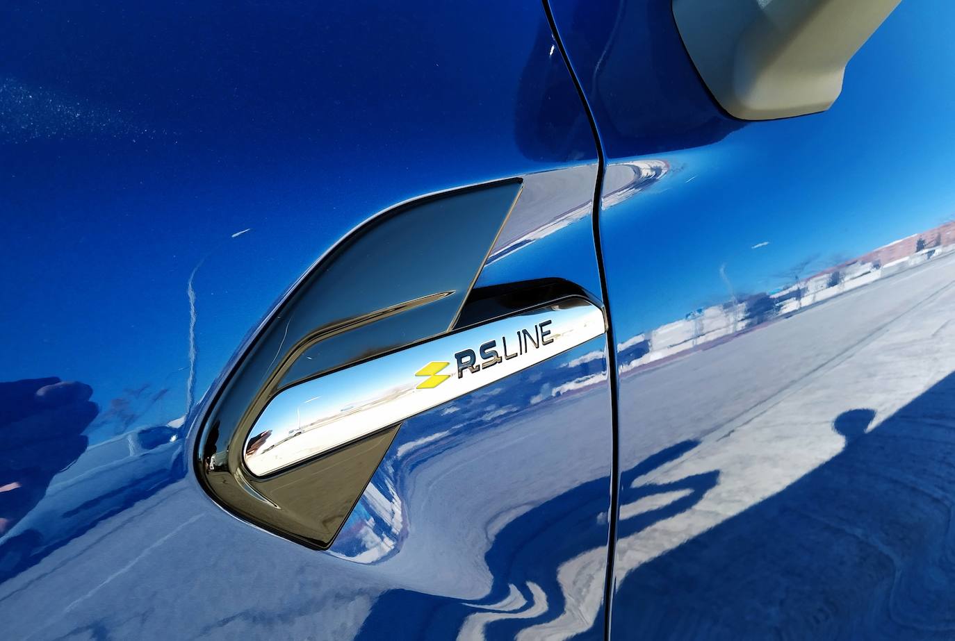 El Captur goza de una dotación de equipamientos de seguridad muy rica desde el primer nivel de acabado: 6 airbags, ABS con ayuda a la frenada de emergencia, cámara y radares (que permiten la asistencia en el mantenimiento del carril, la alerta de exceso de velocidad con reconocimiento de paneles de señalización, la alerta de distancia de seguridad y la frenada de emergencia).