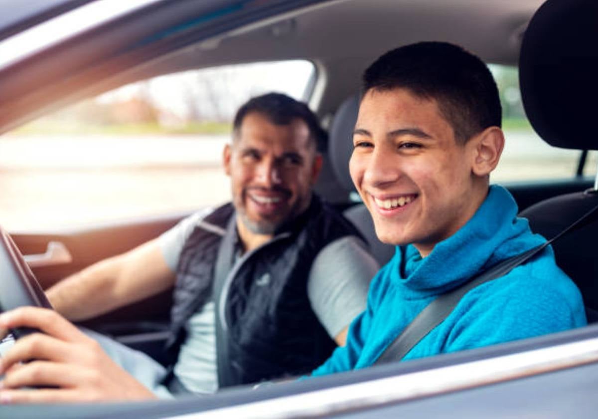 Joven con el carné de conducir