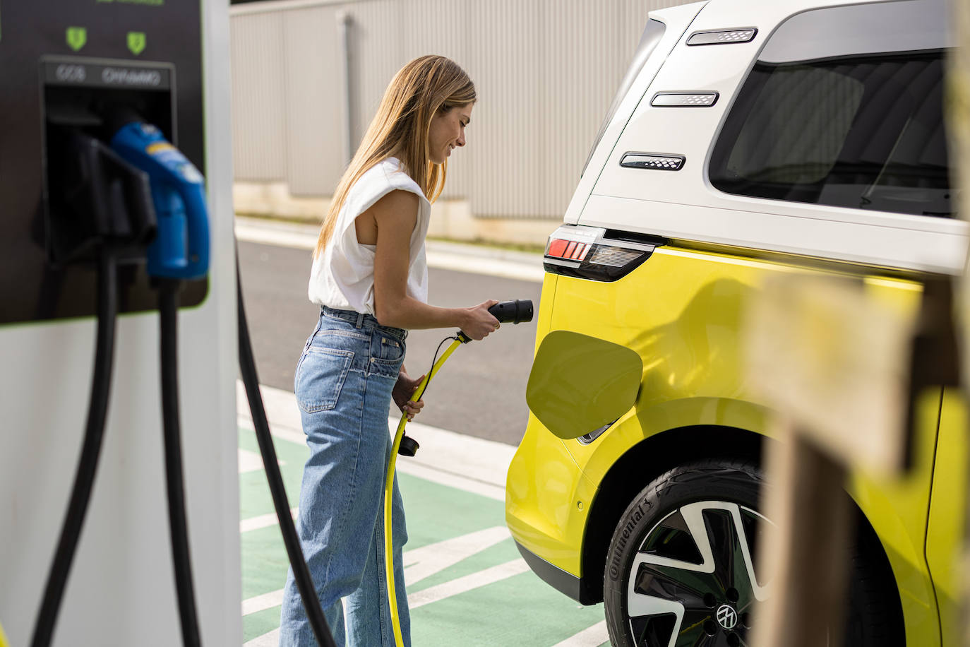 Como monovolumen, el ID. Buzz está adaptado tanto al uso en tiempo de ocio como al uso profesional. El conductor y el acompañante se sientan en asientos individuales, equipados de serie con reposabrazos ajustables en el interior del vehículo.