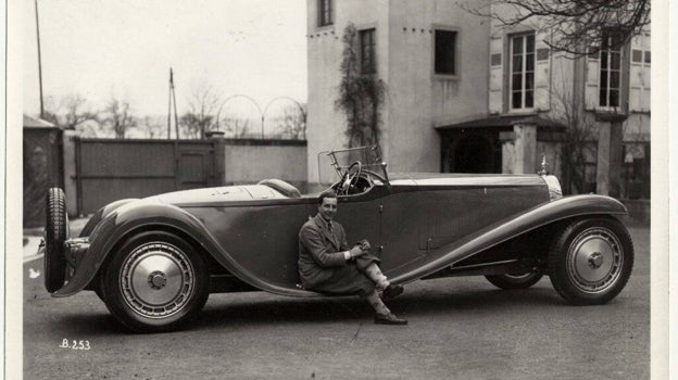 Jean Bugatti, en el estribo del famoso coupé Esders, uno de los siete Royale