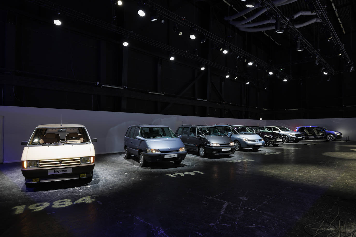 En 1983 Renault presentó lo que podría considerarse el primer « coche lleno de vida »: Renault Espace. Este pionero de la categoría ha sido imitado a menudo, pero nunca igualado. En cinco generaciones, se ha convertido en un auténtico icono del automóvil.