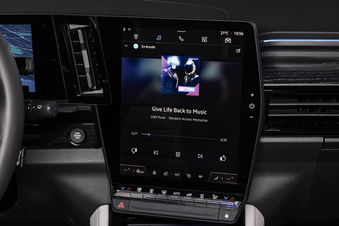 Espace presenta una alta tecnología tanto por dentro como por fuera. Cuida de sus ocupantes a través de su conectividad y de su reducida huella medioambiental.