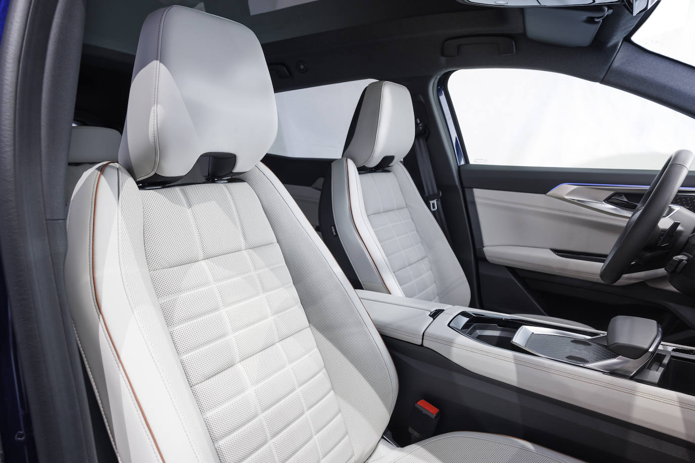 Por último, el acabado superior iconic cuenta en su interior con una inserción de fresno auténtico en el salpicadero y tapicería de cuero acolchado gris sable con ribetes marrones. Los asientos delanteros cuentan con ajustes eléctricos (longitudinal, altura e inclinación del respaldo) y calefactados (incluido el volante). El asiento del conductor también dispone de masaje lumbar.