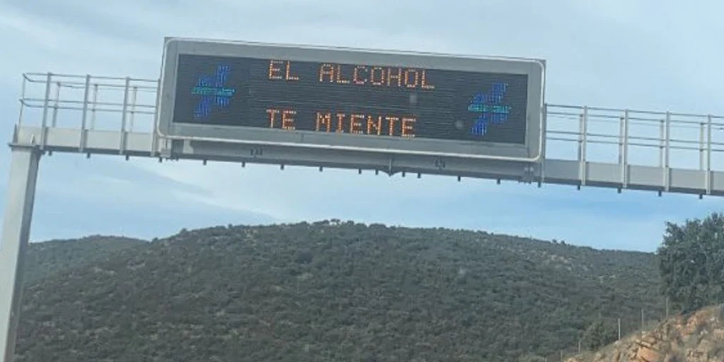 The DGT changes the messages on the information panels on the occasion of its new campaign: “Alcohol lies to you”