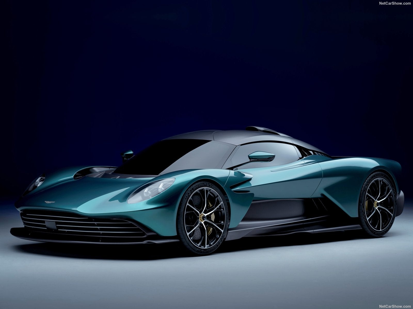 El Aston Martin Valhalla es un deportivo biplaza de producción limitada que equipa un propulsor híbrido enchufable -un motor de gasolina, dos eléctricos y una batería de iones de litio- de 950 CV, tracción a las cuatro ruedas y hasta 15 km de autonomía cero emisiones. ﻿