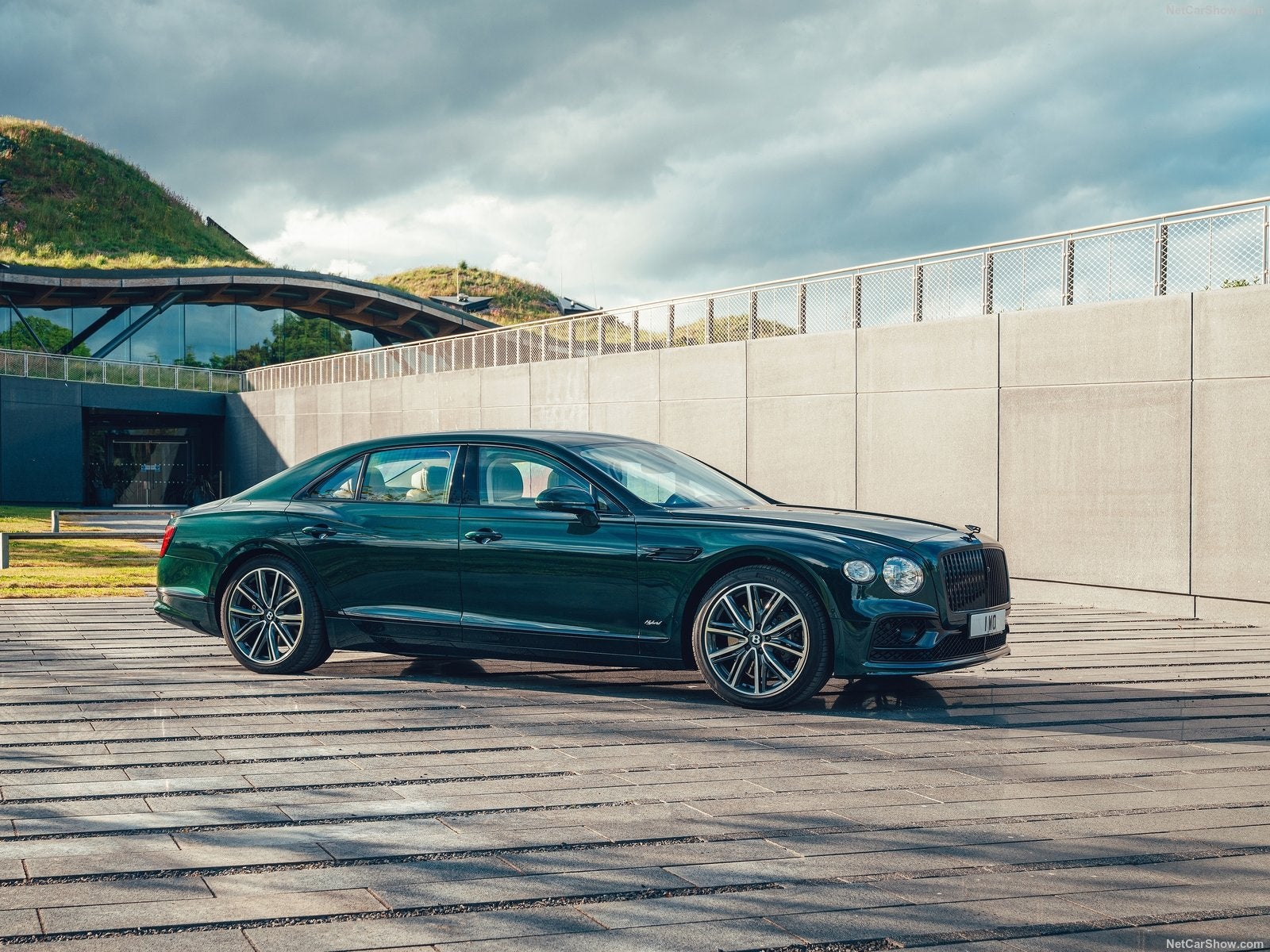 El Bentley Flying Spur Hybrid es un gran turismo que combina un motor de gasolina V6 de 2,9 litros, un motor eléctrico avanzado y una batería -se carga en tan solo dos horas y media-. ﻿