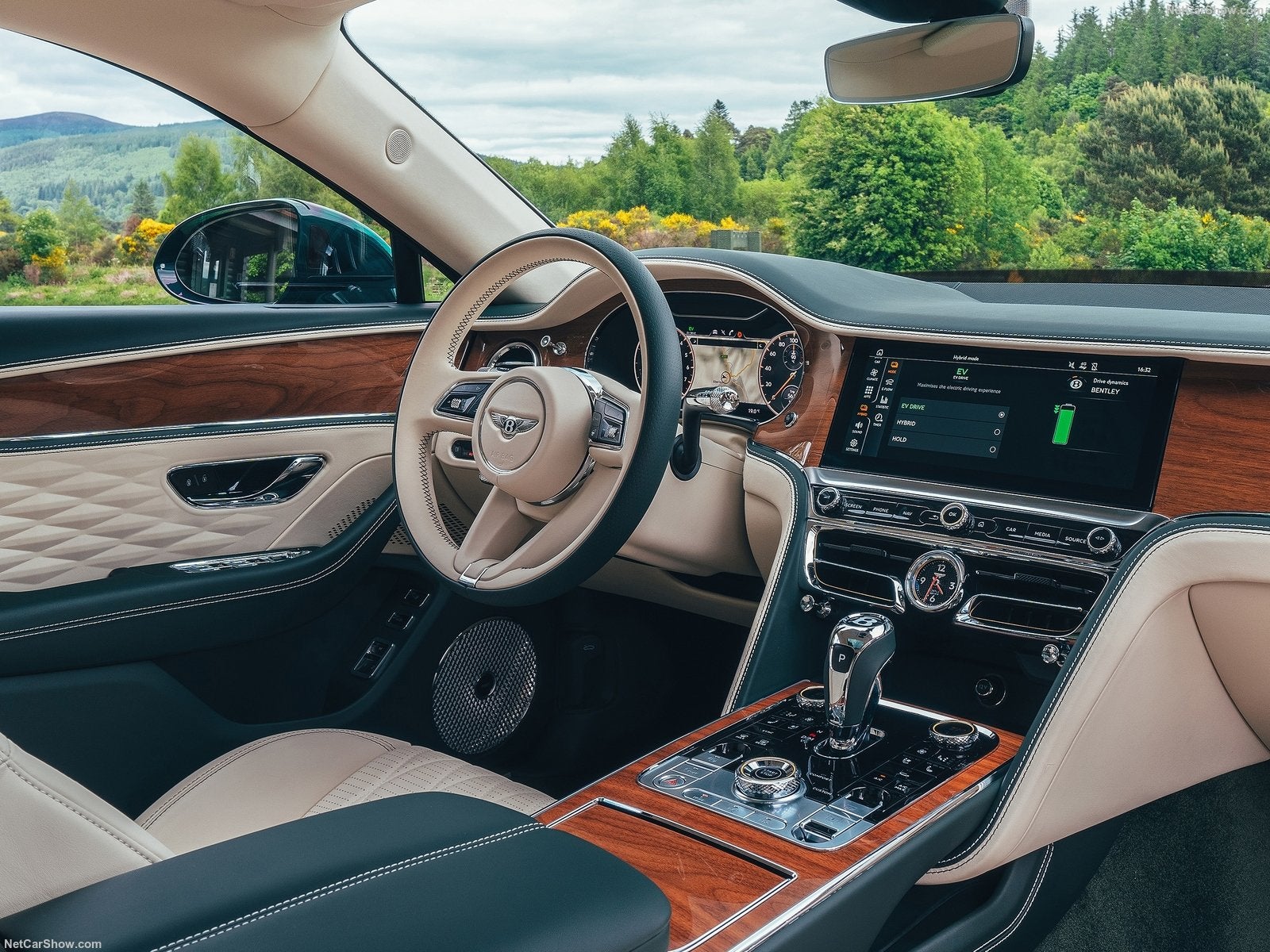 Con una amplia oferta de especificaciones, se puede elegir entre una selección de quince colores de cuero y ocho revestimientos diferentes para crear una especificación individual.