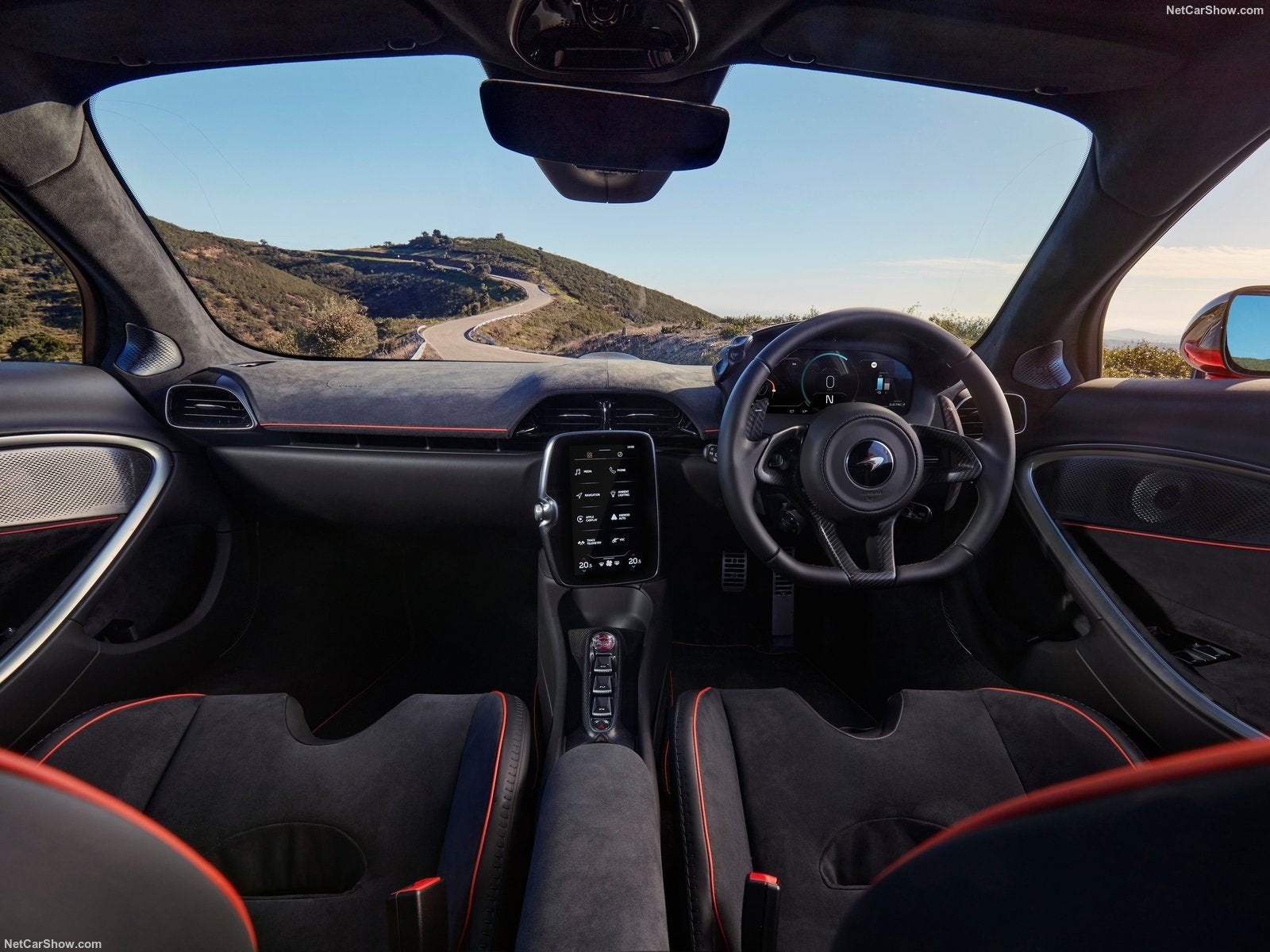 El McLaren Artura, sentado sobre la plataforma modular MCLA, cambia el motor V8 por un nuevo V6 turboalimentado asociado a un motor eléctrico y una batería de 7,4 kWh. ﻿