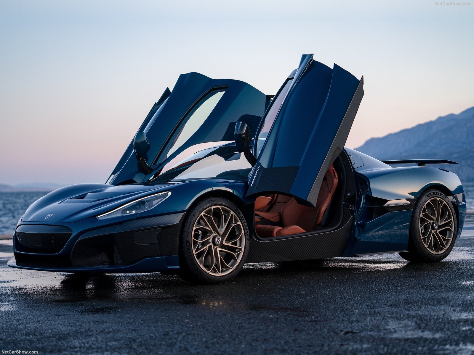 Cifras asombrosas que permiten al vehículo alcanzar los 100 km/h desde parado en solo 1,85 segundos y alcanzar una velocidad máxima de unos 412 km/h; por lo que se trata del coche eléctrico de producción más rápido del mundo.