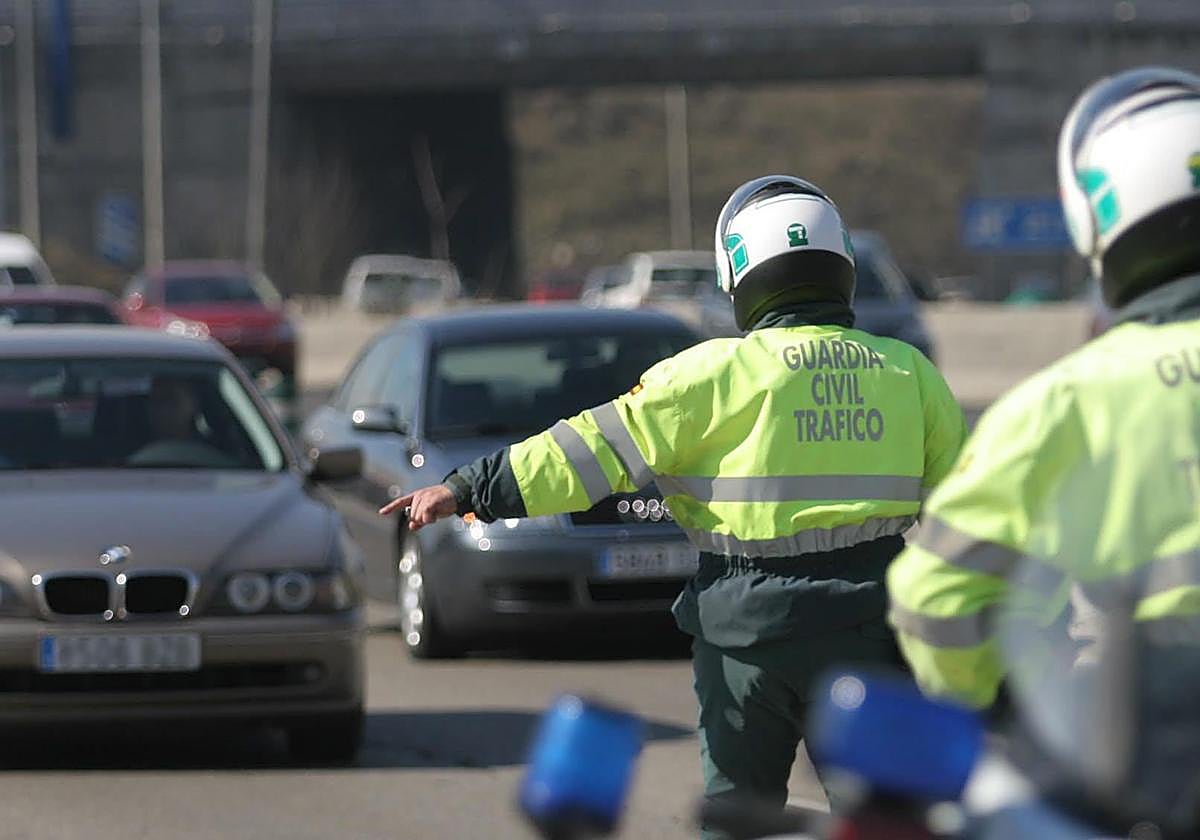 Un Guardia Civil controla el tráfico
